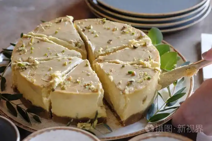 切块的芝士蛋糕带文本复制空间的俯视图