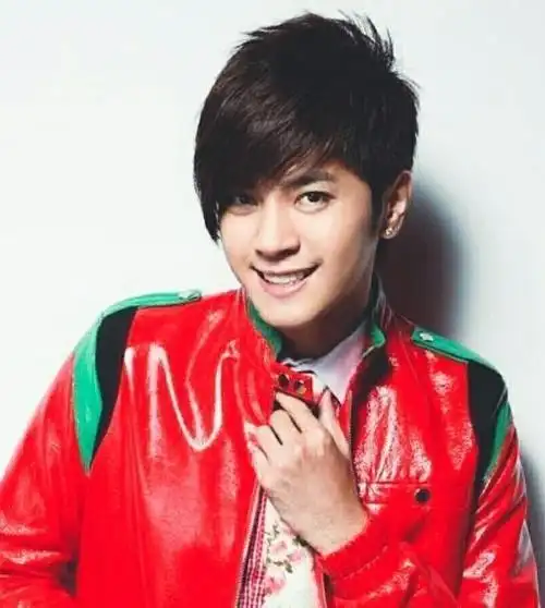 罗志祥画风突变,晒剪寸头短发照,表情想哭!