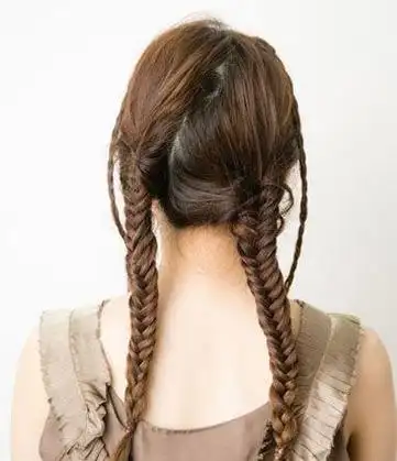 半散发无任何发饰的简单盘发,2款韩式低发髻盘发教程