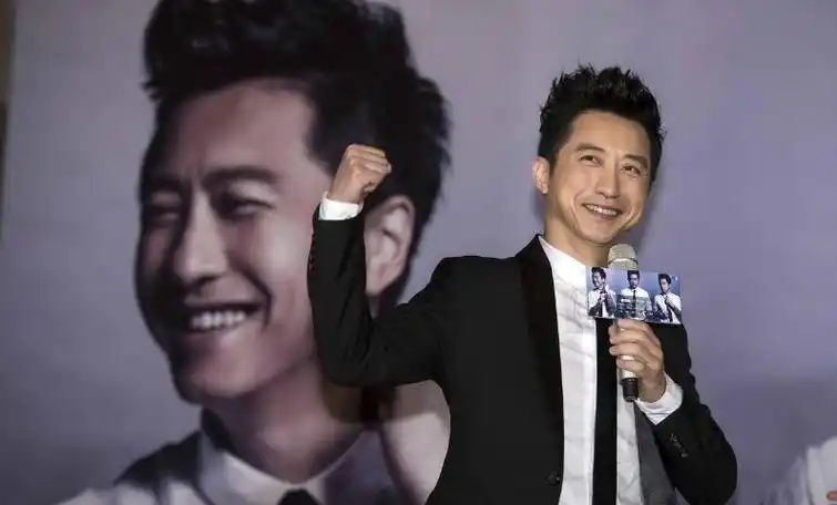 传61岁庾澄庆突发心脏病去世,小14岁娇妻已赶往,经纪人发声辟谣