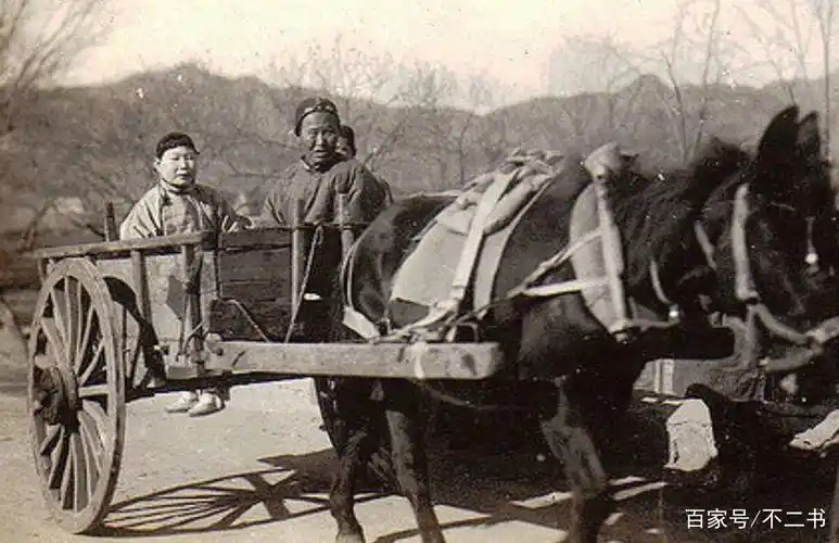 清末民初之时的老照片:真实的抬轿场景,皇城之下的剃头匠