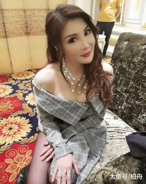 51岁杨丽菁近照, 晒美颜自拍被批老, 天天装嫩, 有本事素颜出镜!