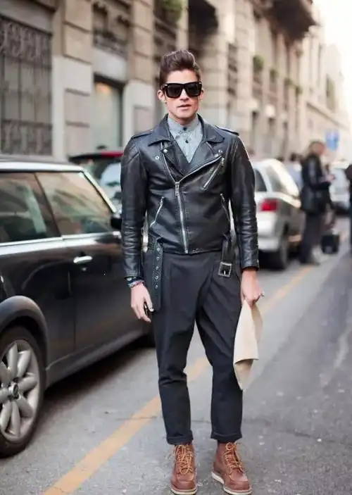 李易峰身穿黑色男士皮衣搭配深灰色的长裤,搭配白衬衫的领带,有型有款