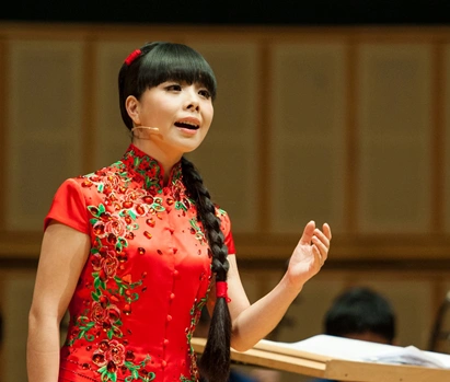 33岁王二妮一改平时朴实形象,粉丝大呼认不出,台上台下不一样