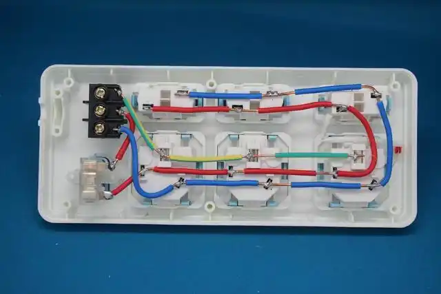 各种颜色的线都有,原来电工是有诀窍的:火线须用黄绿红,零线就用黑与