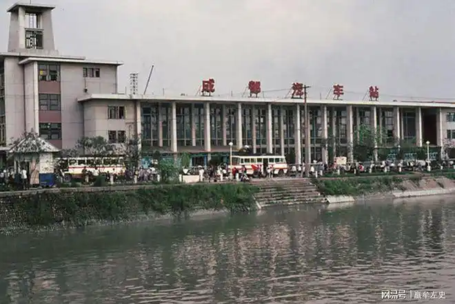 老照片90年代的成都记忆春熙路上的时尚川妹子