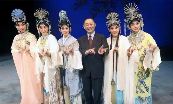 京剧表演名家梅葆玖创作的《梨花颂》故事,描绘了杨玉环和李隆基之间