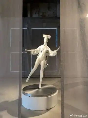 "《堆云,堆雪》鉴于清宫文化的背景,奇袭当下,试问无法连接的场景