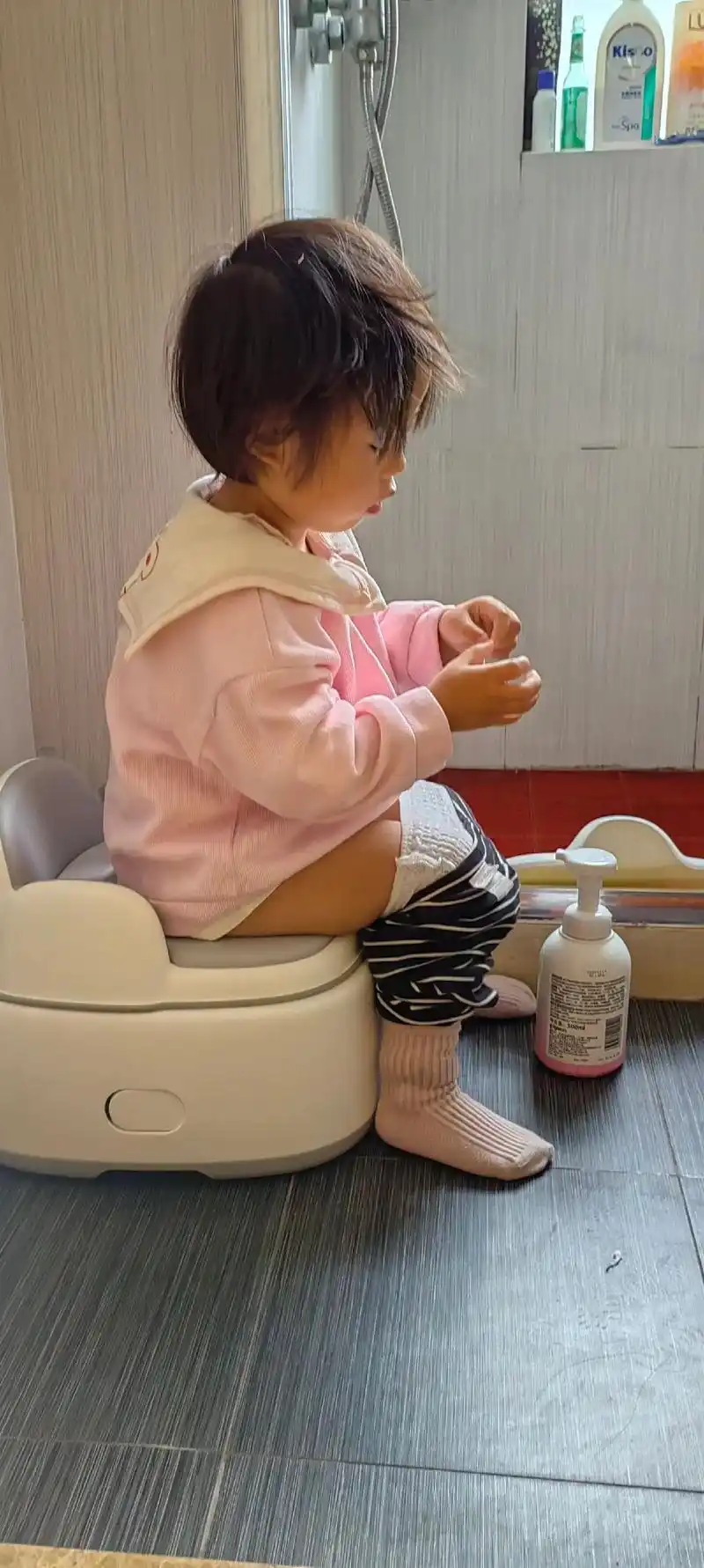 教了好多天了,妹妹习惯了尿不湿,坐在马桶上怎么也尿不出,今天真是