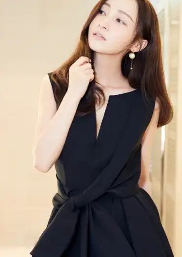 恋爱中的女人果然最美,看姚笛近期的穿搭就能知道_衬衣_气质_姑娘