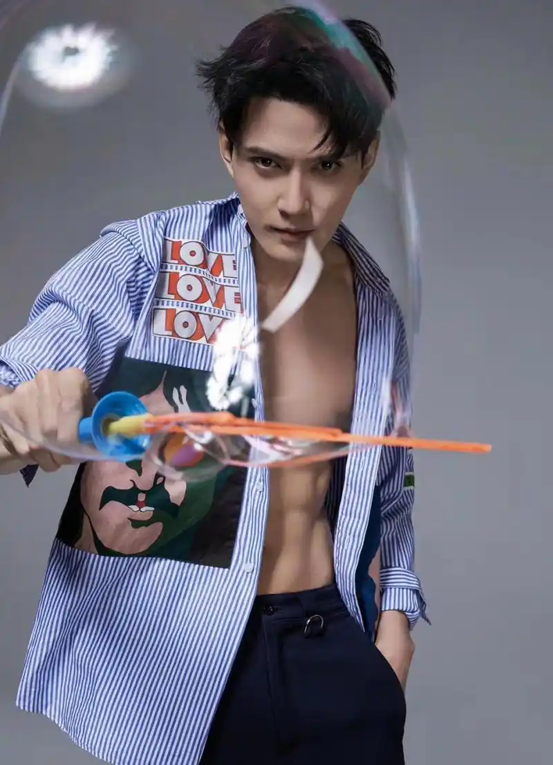 #徐正溪# 这个年近40岁男人的身材真不赖哦,内娱