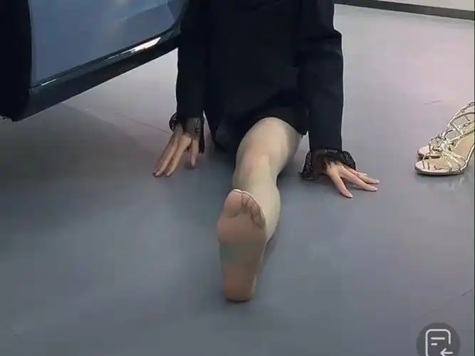 比亚迪菏泽美女主播各种一字马海底集合