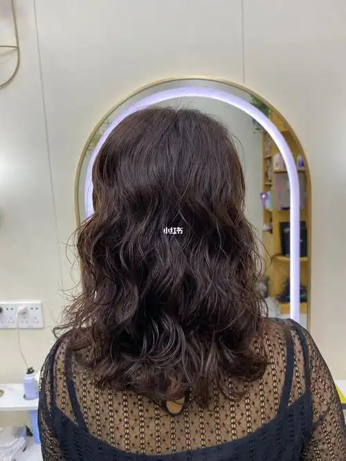 女孩一定尝试这款法式卷烫头发