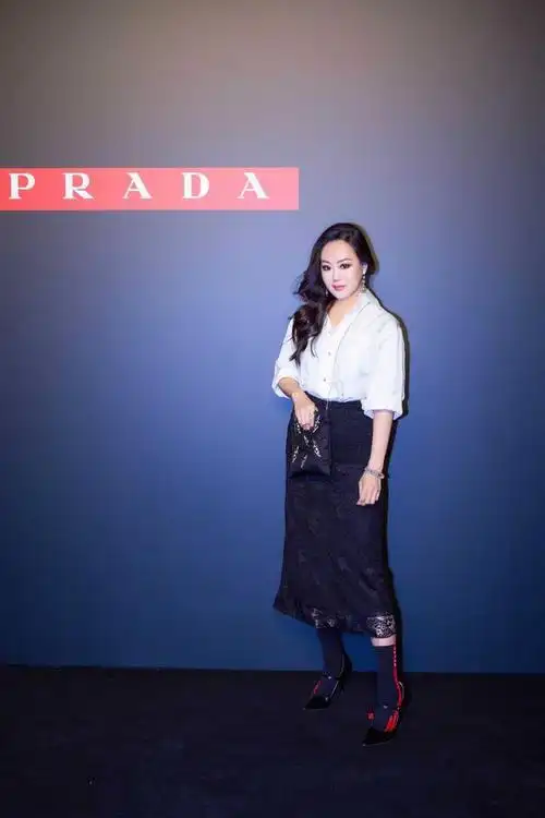 章小蕙56岁气质依然惊艳穿黑色套装想低调但豪门气质太强烈了