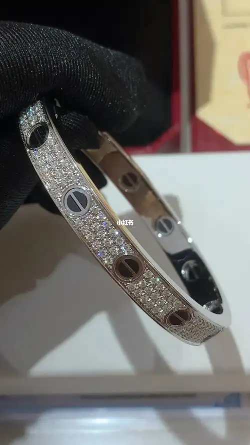 盘点十大一比一卡地亚满钻手镯_卡地亚手镯一比一定制啥价位 -第2张