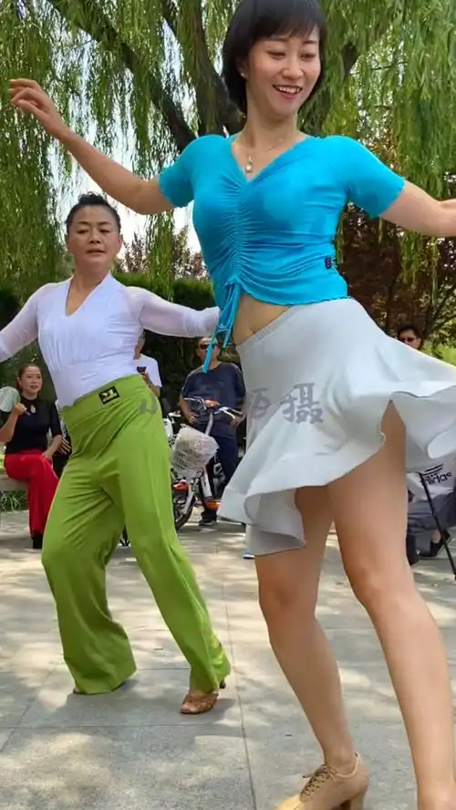 唐山云天广场大美女小芳热舞片段!