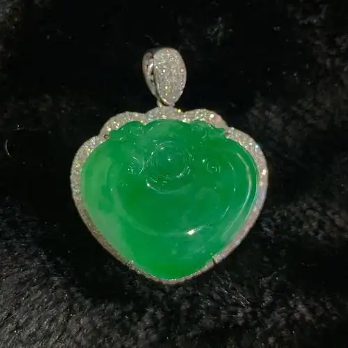 不同形态的翡翠如意吊坠