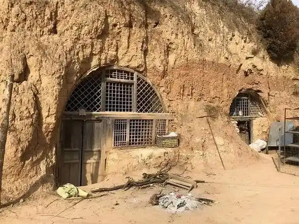 2012年,山西女孩不顾家人反对与老板私奔,没想到婚后住破窑洞里