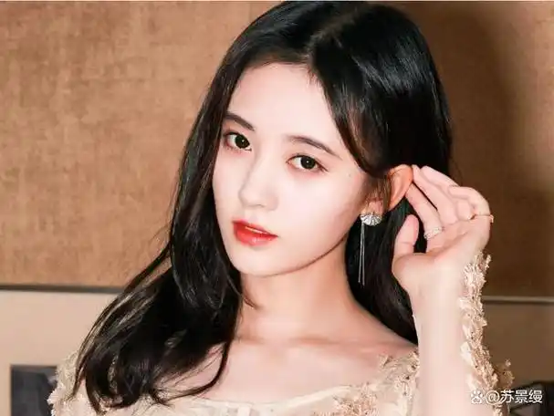 看上去都是非常光彩夺目,没有一丝瑕疵的,这也使得女明星们成为很多