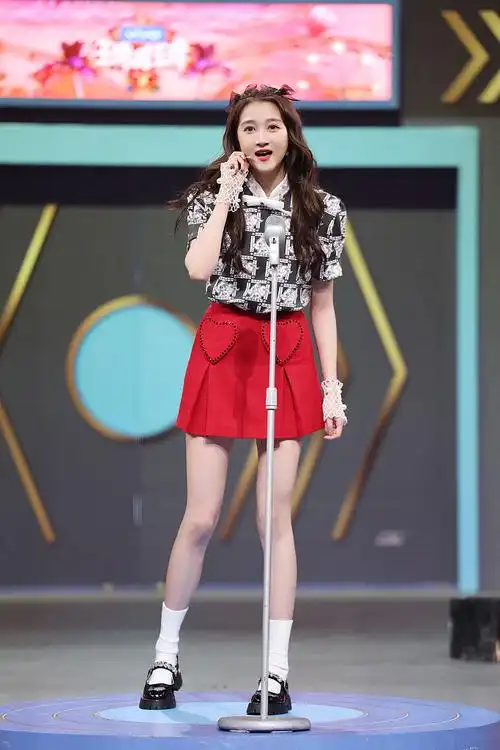 关晓彤复古风造型亮相本周王牌对王牌化身迪斯科女神超妩媚