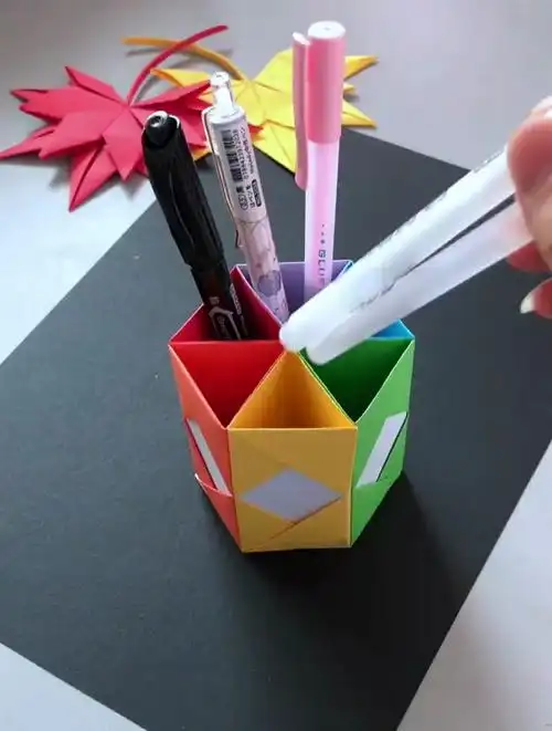 用彩纸做一个笔筒,好看又实用-度小视