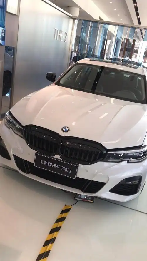 宝马3系 325i 标轴曜夜版  给我的裸车报价是306000!