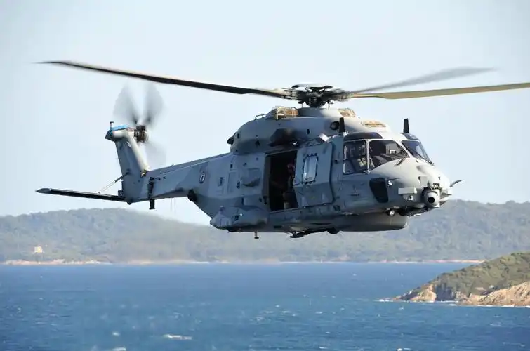 在海面飞行的nh-90直升机