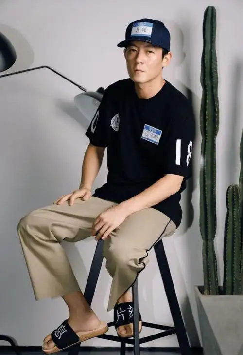 陈冠希将鞋子套在兵马俑脚上,喊话网友:不用多说,你们该懂的