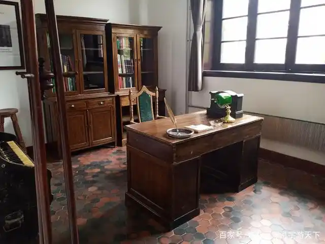 一层这间办公室应该是当年校长或领导办公的地方,所有的家具都民国