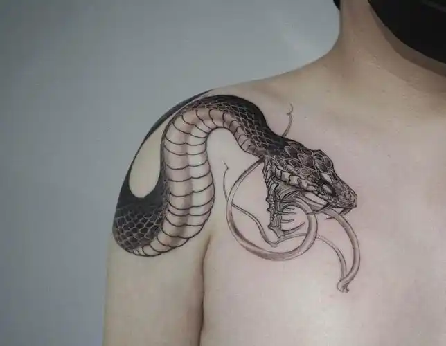 过肩蛇纹身男霸气的蛇纹身设计3