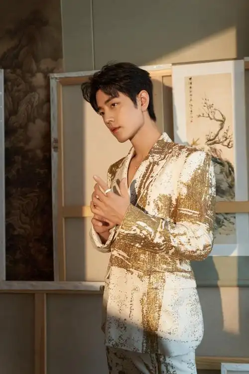 肖战,2024年1月12日下午,盛装出席第二届中国电视剧盛典,一身金色西装