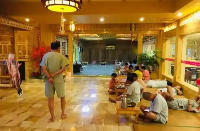 疫情当前北方的洗浴中心依然人满为患人们真的是去洗澡吗