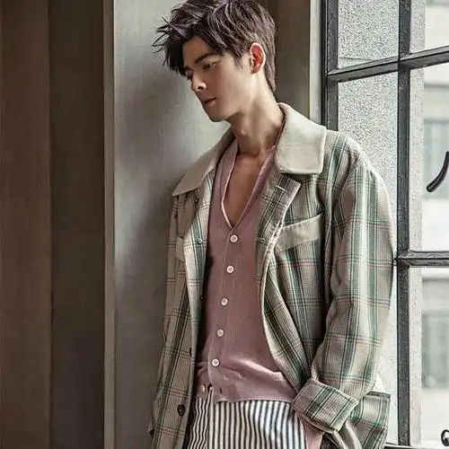 偶像剧始祖郭品超穿西装出席时装周,网友:跟《斗鱼》时一模一样