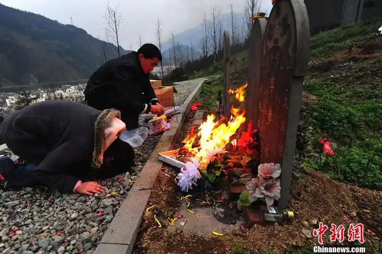 清明节祭扫震中映秀遇难者公墓