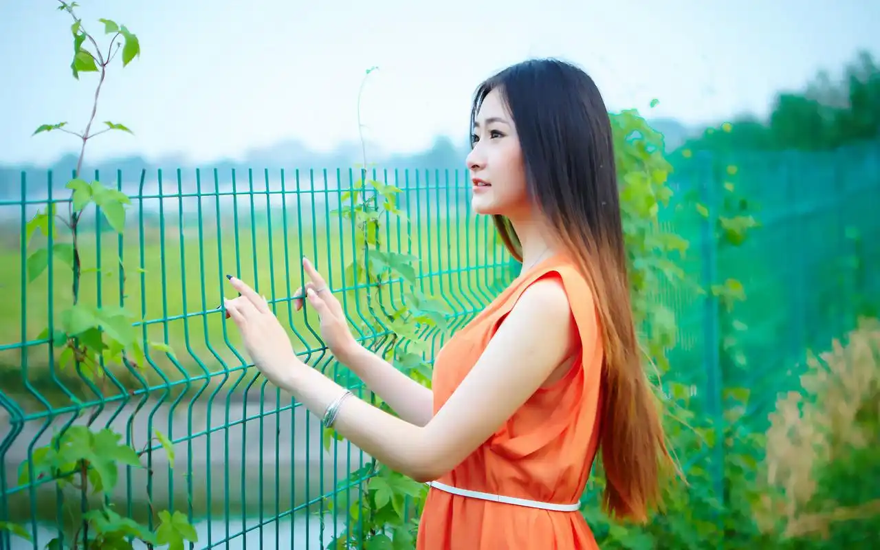 精选夏季清凉唯美小清新长发美女户外写真桌面壁纸(三)