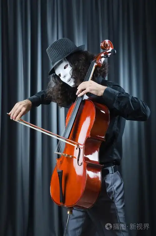 演奏大提琴的男人