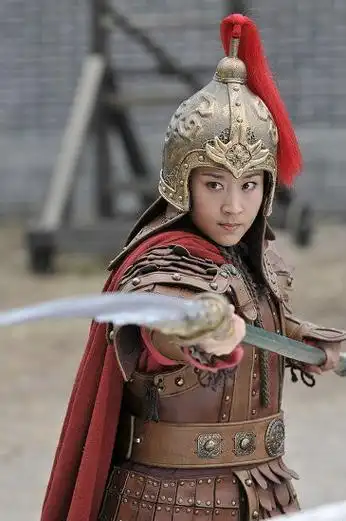 剧中穆桂英的扮演者苗圃,也是一个现代版的奇女子,是中国演艺界拿到