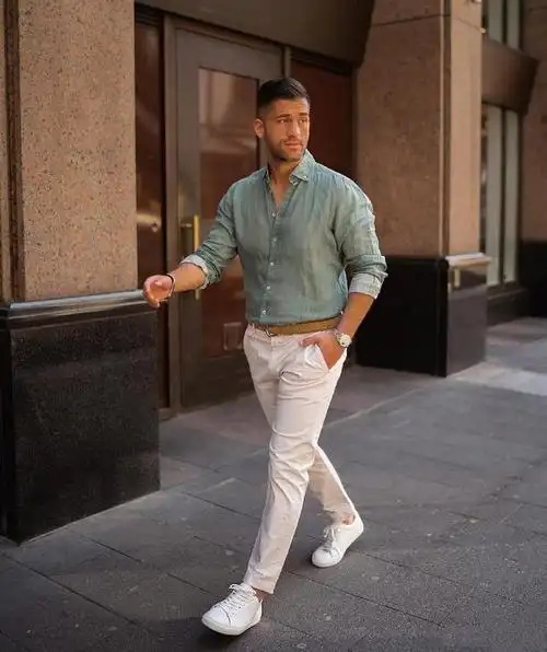 那么,如何通过巧妙的穿搭让小个子男生显得更加高挑呢?