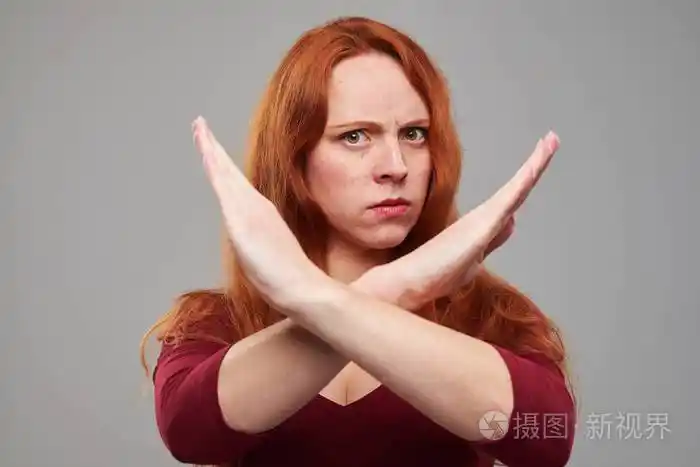 女人用交叉的双手显示禁止
