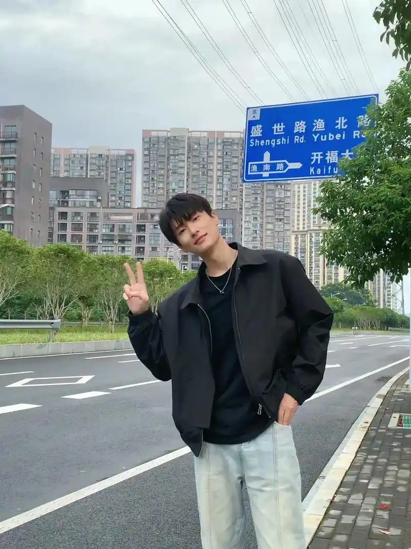 26岁的我 算反差吗.#会穿搭的男生有多加分 #ootd穿搭 - 抖音