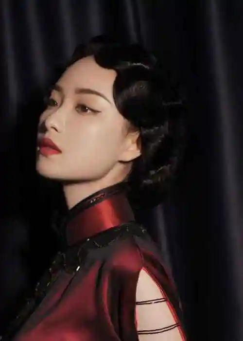 倪妮主演话剧幺幺洞捌剧照曝光越发有韵味