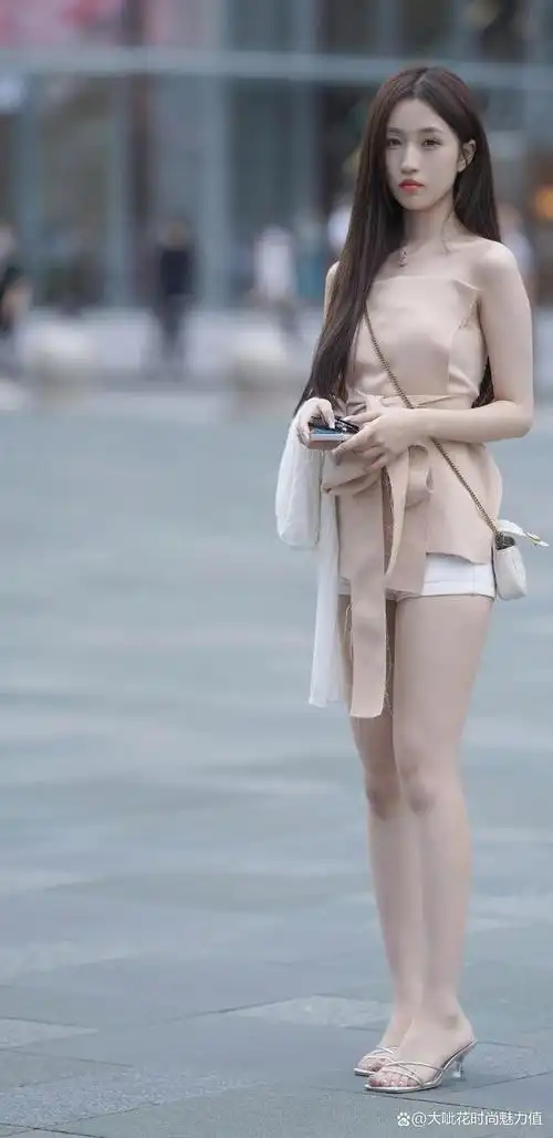 裸色西装风格无袖背心搭配白色短裤,是一种简约而时尚的穿着方式.