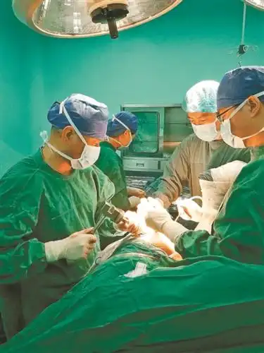 手术医生突发心梗,坚持为患者做完手术后,自己却倒下了