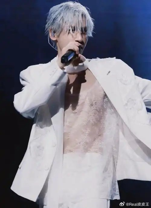 罗云熙透视装亮相,大秀身材.