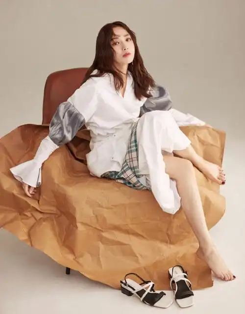 女艺人彭小苒性感优雅摩登写真