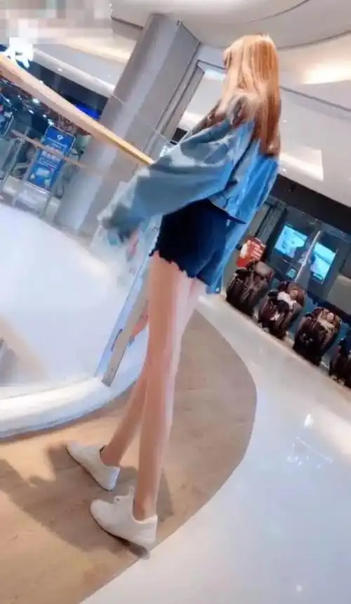 好漂亮的长腿小姐姐网友头皮以下都是腿