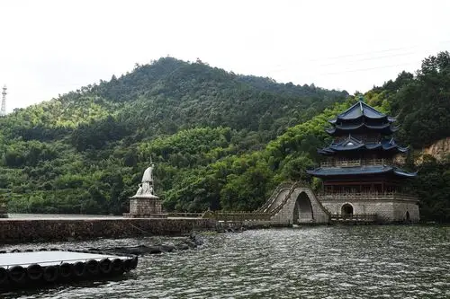 严子陵钓鱼台是富春江比较出门的景点,确实也很大气,有小三峡的名号