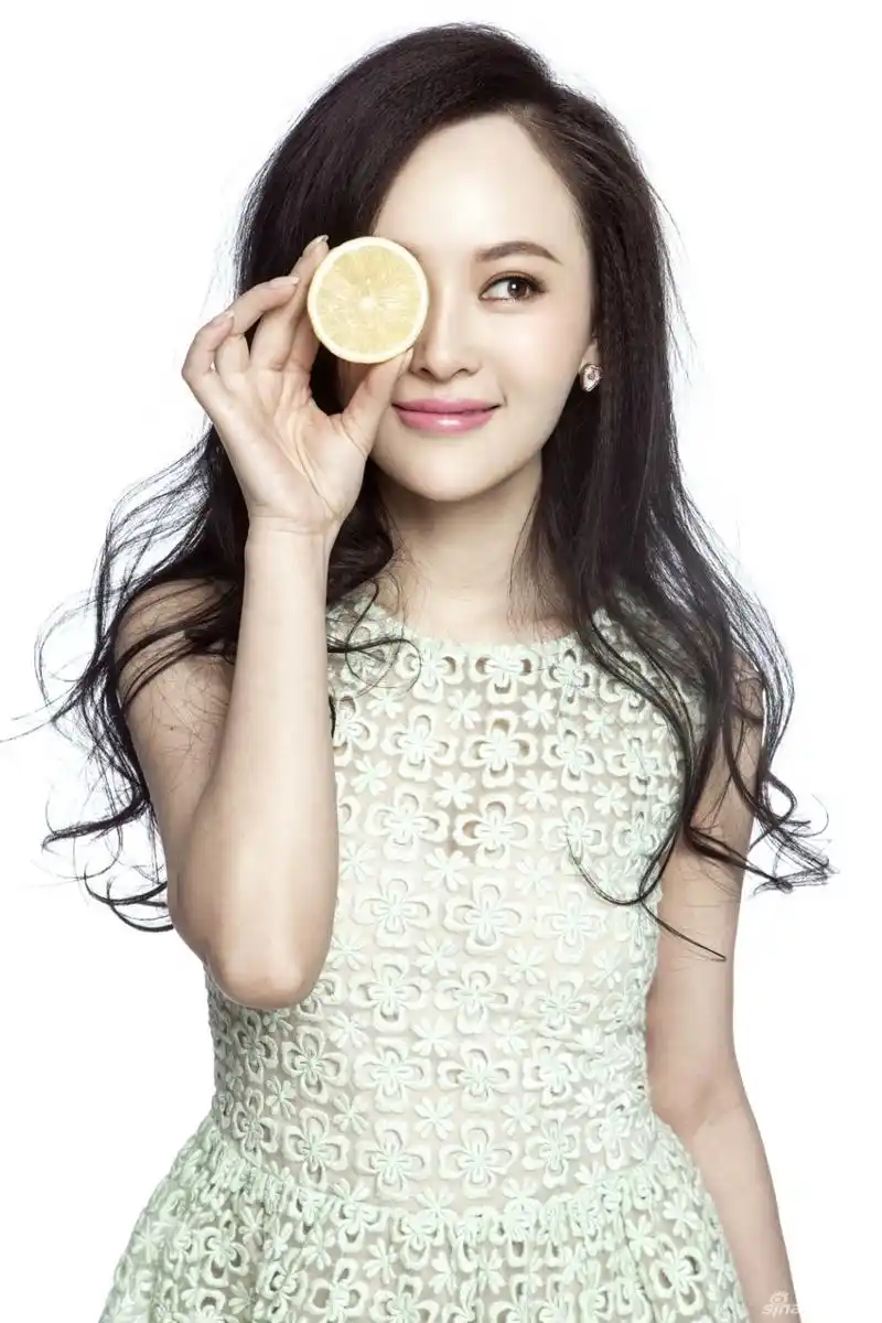 新浪娱乐讯 近日,演员刘娜萍曝光了一组十分养眼的春季写真.