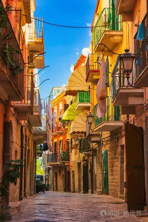 古老的小镇珊瑚街道在巴莱塔市省巴里地区普利亚意大利