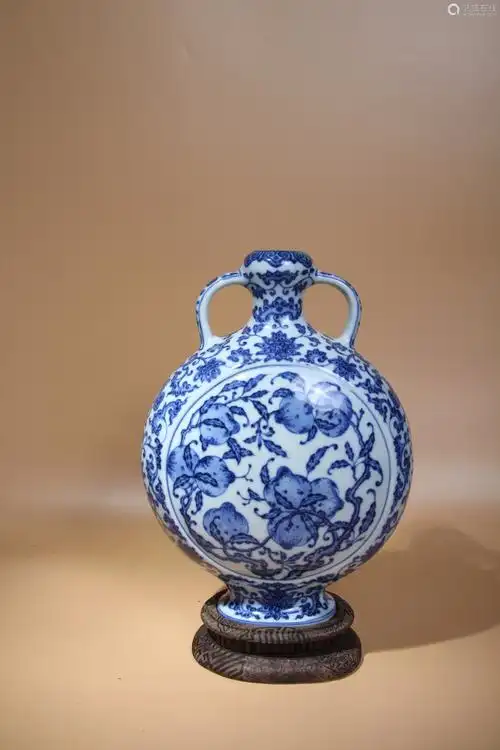 清乾隆青花花果纹抱月瓶